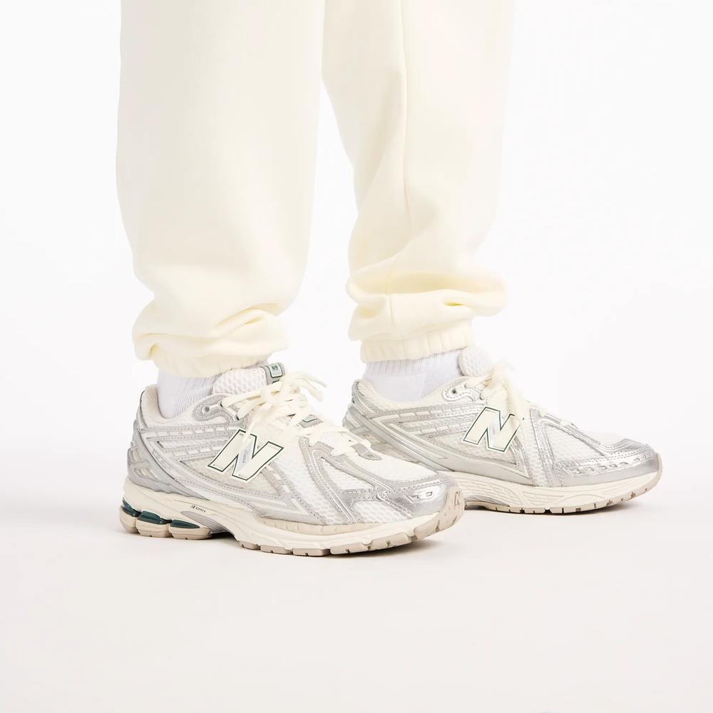 Férfi nadrág New Balance Reimagined Graphic MB62S1NTAGA - bézs