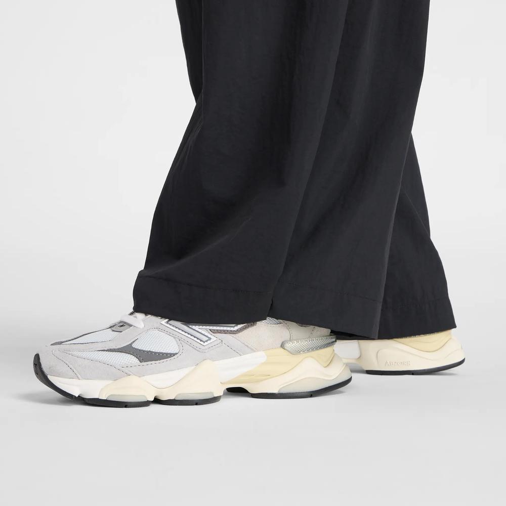 Női nadrág New Balance Cargo WP53504BK - fekete