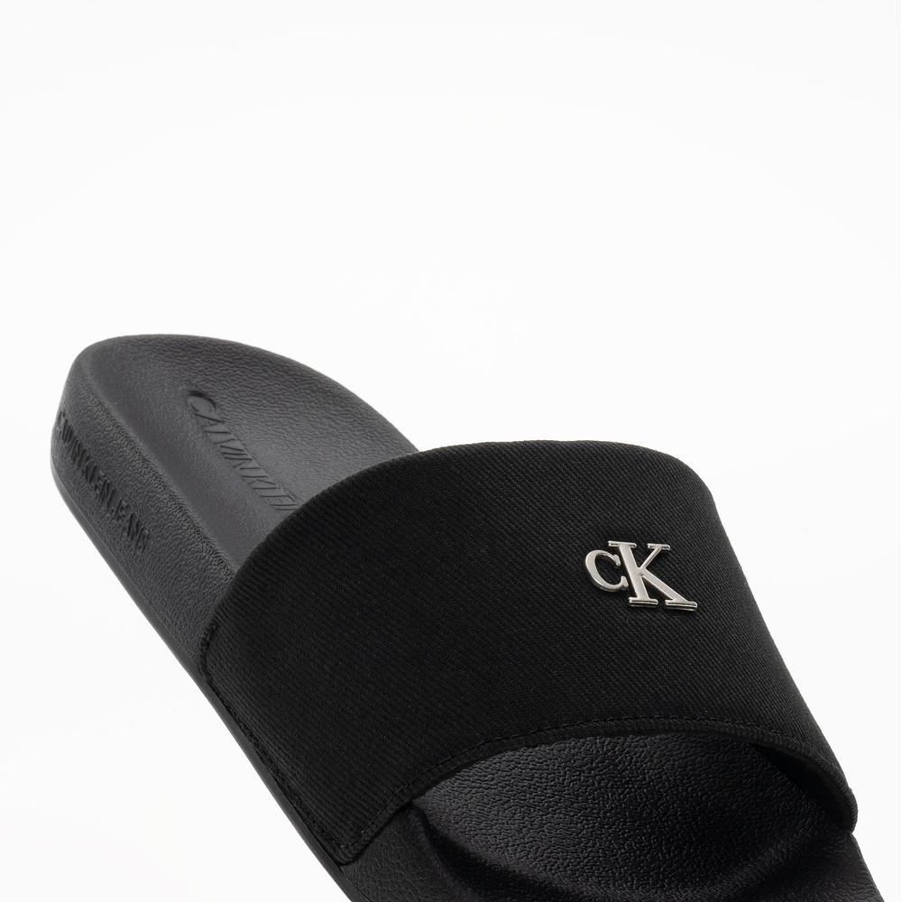 Flip Flop Calvin Klein Slide Monogram Hardware YW0YW01713-0GJ - fekete
